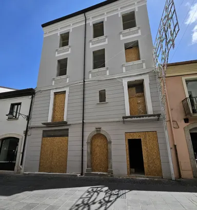 Installazione porta d'ingresso, finestre e scuri su un palazzo a Verona