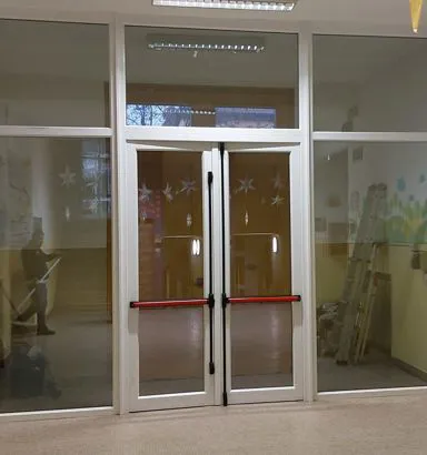 Porta a vetro con maniglione antipanico in una scuola